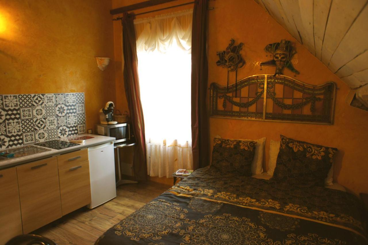 Bed and Breakfast Aux Logis De La Solre Ferriere-la-Petite Экстерьер фото